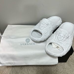 Versace: dimension, pool slides